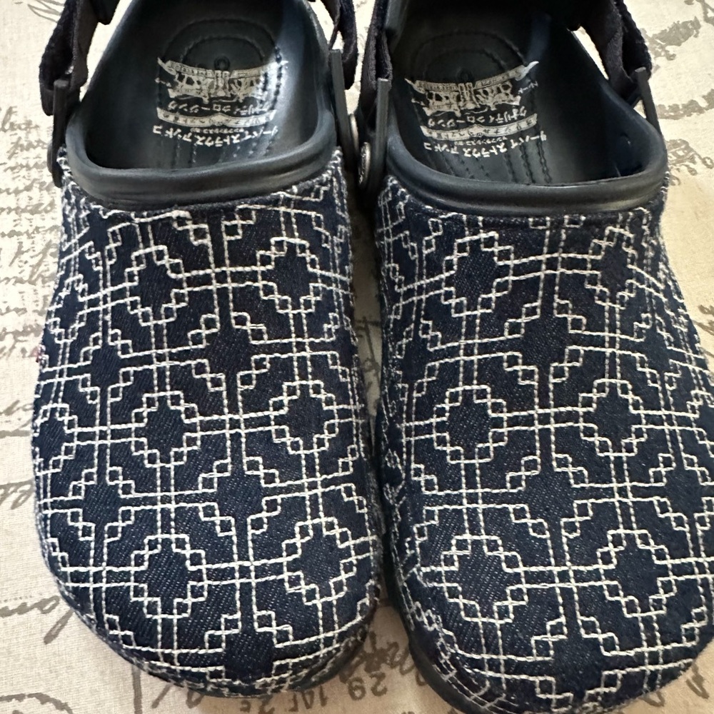 Denim-look Crocs with adjustable strap
